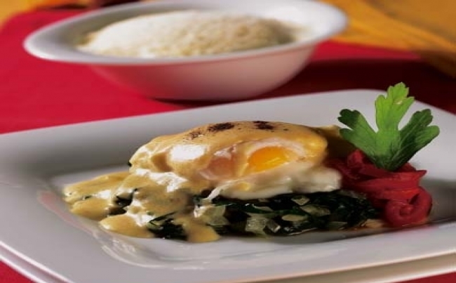 Huevos poché a la florentina
